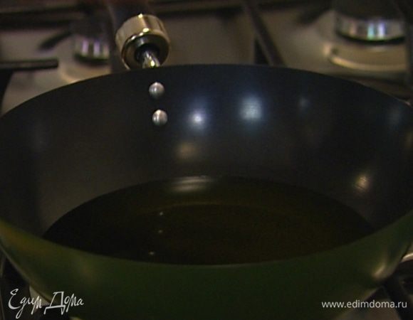 Разогреть в глубокой сковороде или кастрюле с тяжелым дном растительное масло.