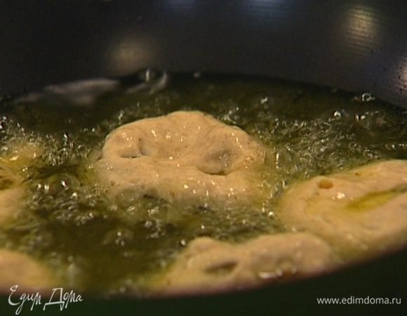 Обмакнуть каждую половинку сливы в тесто и жарить во фритюре до готовности теста. 


