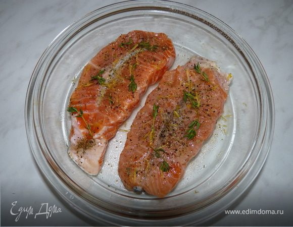 Форму для запекания смазать оливковым маслом. Медальоны сбрызнуть соком лимона, приправить смесью перцев, прованскими травами, посолить, посыпать лимонной цедрой, разложить веточки тимьяна. Запекать в духовке 180гр. 30минут.