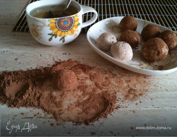 Вафлю поломать руками, из фиников удалить косточки (если они есть). Затем все наши ингредиенты поместить в блендер и хорошенько перемолоть. Полученная смесь очень густая и хорошо держит форму. Из нее формируем шарики и обваливаем их в какао. Все! Готово! Можно даже не охлаждать, конфетки и так получаются достаточно твердыми. Прошу заметить ни сливочного масла, ни растопленного шоколада, так что надеюсь, это не только очень вкусно, но еще и полезно и калории не зашкаливают. Это такой контраст с моими булками и пирожками :))) Отдельное спасибо Вениамину и Юсечке :)