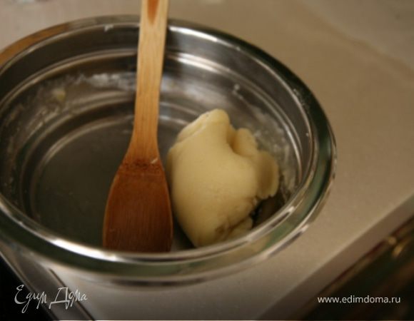 Муку заранее просеять на бумагу.Влить воду в сотейник,добавить соль,сахар и сливочное масло.Поставить на средний огонь и,постоянно помешивая,довести до кипения.Снять сотейник с огня и аккуратно всыпать всю муку.Размешать,пока тесто не начнет легко отделяться от стенок посуды,приблизительно 1 мин.