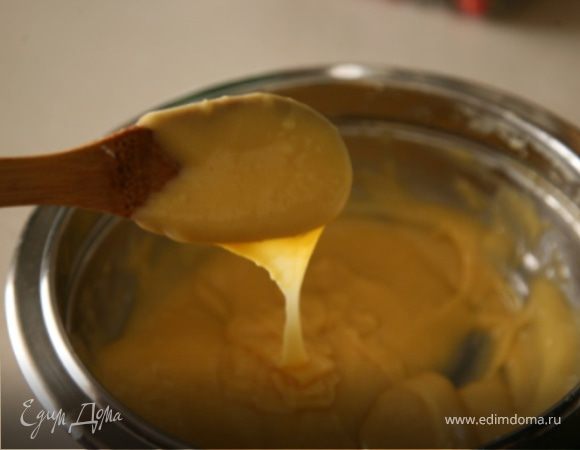 Яйца взбить.Продолжая вымешивать тесто,добавлять порционно яйца(удобно вымешивать миксером).Не спешите добавлять все яйца,иначе тесто может получится слишком жидким.Тесто готово,когда оно плавно,как сметана,стекает с ложки. 