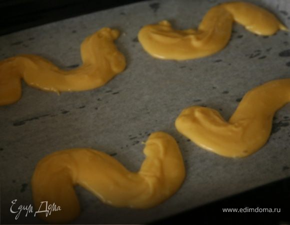 Разогреть духовку до 200 С (электрическая),газовую до 180С.Противень накрыть листом пергамента.Выложить тесто на противень в виде 4 букв "S".Лучше всего использовать кулинарный мешок и широкую,фигурную насадку,но у меня,к сожалению,широкой насадки не оказалось,поэтому тесто выкладывала ложкой.Поставить в духовку минут на 15-20.
