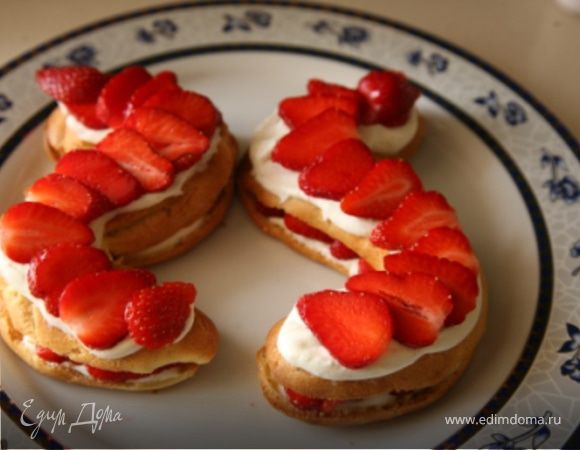 Накрыть верхней частью "змейки" и снова выложить сверху сливки и клубнику.