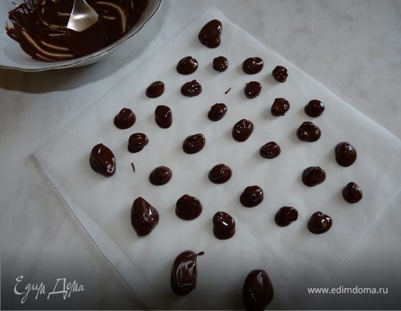 Выложить зёрнышки и миндаль на бумагу для выпечки. Убрать в холодильник.