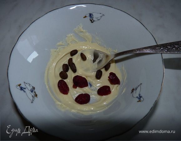 Расплавить белый шоколад (25г). Положить зёрнышки и клюкву. Также выложить на бумагу для выпечки.