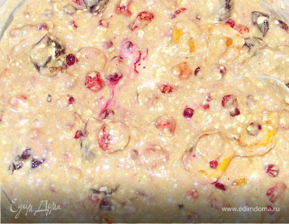 Яйца взбить с сахаром.Всеять муку.Добавить хлопья,пряности и разрыхлитель.Аккуратно всё перемешать.Добавить фруктово-ягодную смесь вместе с ромом и слегка размороженные(у меня стояли в тепле мин.15)ягоды.