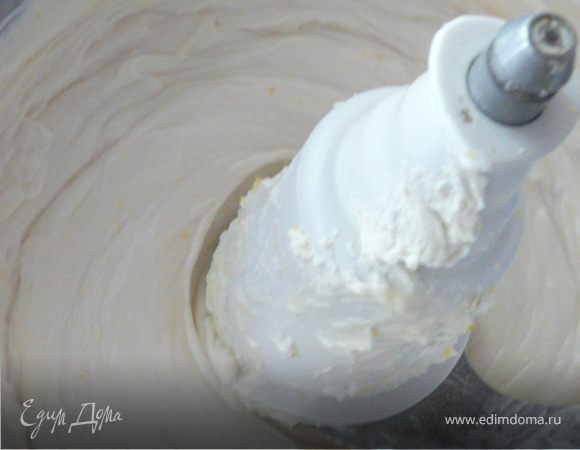 Нагреть сливки, мед, молоко и сахар, до его растворения. В блендере/миксере взбить рикотту до пюреобразного состояния, добавить цедру лимона. Вылить сливочную смесь в творог, размешать, заморозить в плотно закрывающемся контейнере ок.5 часов. Подавать, присыпав "пылью":)
