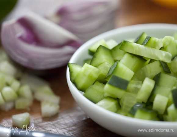 Огурцы, сладкий перец, чили и луковицу мелко порезать, но не смешивать.