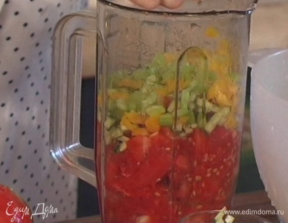 Добавить к помидорам чеснок, измельченный чили, оливковое масло, а затем половину нарезанных огурцов, луковицы, сладкого перца, зеленого лука и сельдерея.
