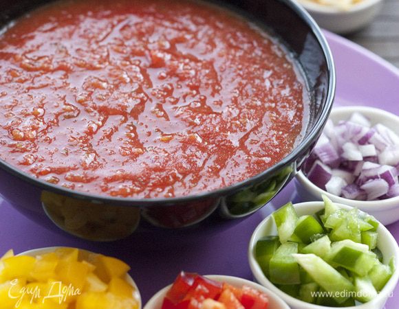 Оставшиеся овощи и яйца разложить в небольшие мисочки и подавать к супу в качестве «присыпок».