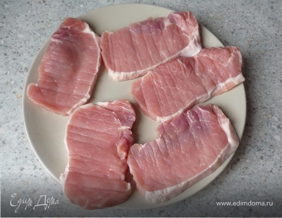 Мясо нарезаем на небольшие кусочки и отбиваем.