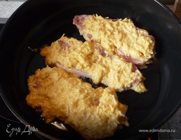 Смешиваем сыр, яйца, майонез, чеснок, пропущенный через пресс, перец и муку (муку добавляйте ложками и смотрите, густо получается или нет; нужно, чтоб тесто было густое). Обмазываем мясо обильно этим тестом
и обжариваем на предварительно разогретой сковороде в масле минут по 5 с каждой стороны (до золотистой корочки).