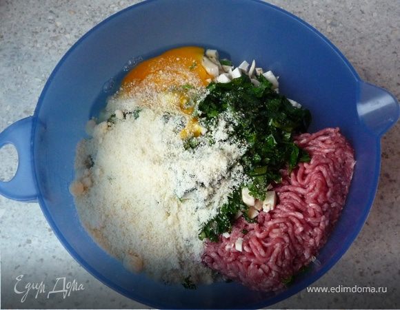 Готовим сначала тефтели. Для этого мелко режем лук, чеснок, шампиньоны и рубим петрушку. Смешиваем фарш, лук, грибы, чеснок, петрушку, тертый Пармезан, яйцо. 