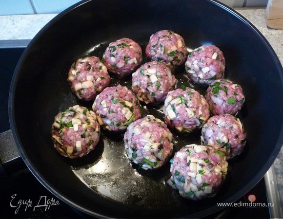 Сформируем небольшие шарики. Обжариваем их с двух сторон на разогретой сковороде на оливковом масле.