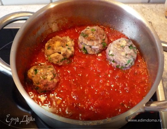 ... и выкладываем к нему обжаренные тефтельки. Тушим на медленном огне 15-20 минут.
