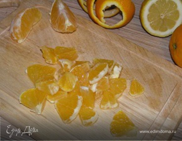 Листья салата порвать руками. Три апельсина почистить, разобрать по 2 дольки, нарезать поперек. Листья салата перемешать с апельсинами.