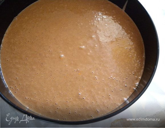 Вспомнила еще парочку советов. 1. Домашние яйца не берите - бисквит не будет высоким. 2. Лучше использовать разъемную форму (у меня 23 см). Смазывать минимальным количеством растительного масла. На дно я всегда кладу пергамент. не вырезая круг. Просто квадрат бумаги. Кладу отдельно на дно потом сверху кладу разъемное кольцо и защелкиваю его. Получается, что концы бумаги торчат за форту. Так плотнее стыки. А так как тесто ооочень жидкое (от стакана кипятка) - оно может вытекать из формы внизу через малейшие щели. 