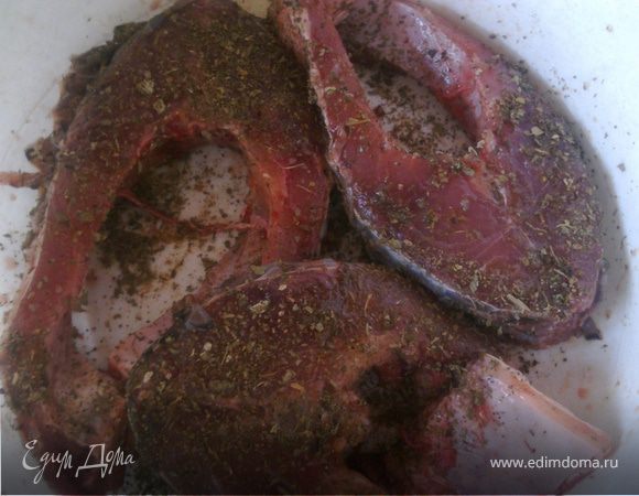 Берем на нужное количество людей кусочки рыбы,в моем случае 4 шт.Хорошо натираем солью,перцем черным молотым,приправляем сухими травами базилика,эстрагона,орегано.Немного взбрызнем соевым соусом и оливковым маслом.Оставим на 30 минут.