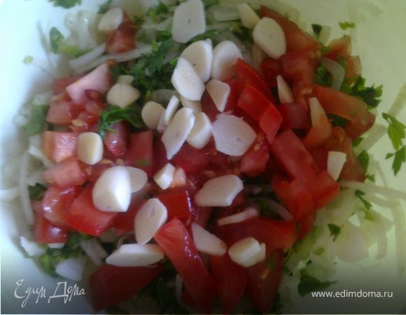 Лук чистим,нарезаем тонкими полукольцами,зелень моем и мелко сечем,1,5 помидора нарезаем мелко кубиками.
Лук хорошо отжимаем,чтоб пустил сок.Перемешиваем с помидором и зеленью.Присаливаем.Очищаем чеснок и нарезаем пластинками пол головки.Все хорошо перемешиваем.