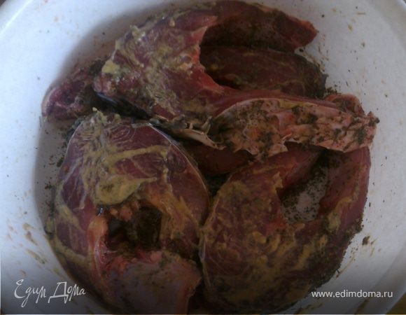 Когда рыба промаринуется смазать каждый кусочек горчицей.