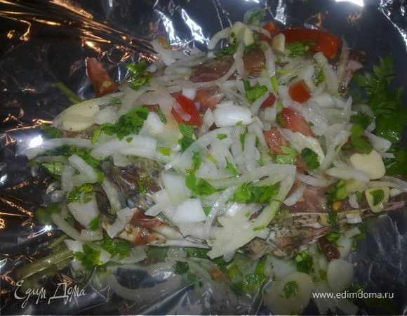 Затем выкладываем рыбу,сверху кладем лук побольше,чтоб хорошо накрыл рыбу.