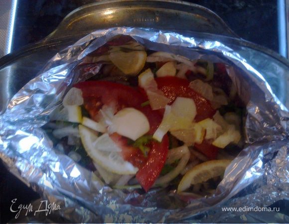 Лимон нарезаем соломкой и кладем сверху не помидор.