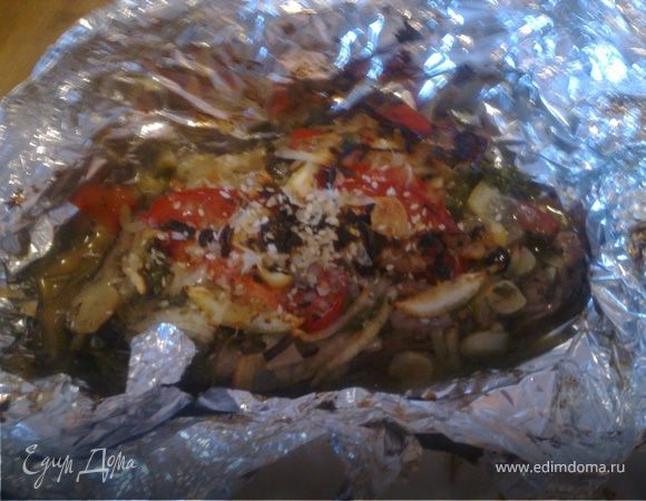 Через 30 минут расрываем карман,присыпаем семечкой кунжута и памезаном ,натертым на терке и ставим еще на 5 минут.Соус ,получившийся при тушении в фольге просто райский!Такую рыбу можно готовить и на углях,тоже будет замечательно!"