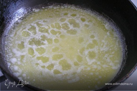 Растопить сливочное масло в сковороде, добавить воду, довести до кипения. Добавить муку и снять с огня.