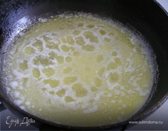 Растопить сливочное масло в сковороде, добавить воду, довести до кипения. Добавить муку и снять с огня.