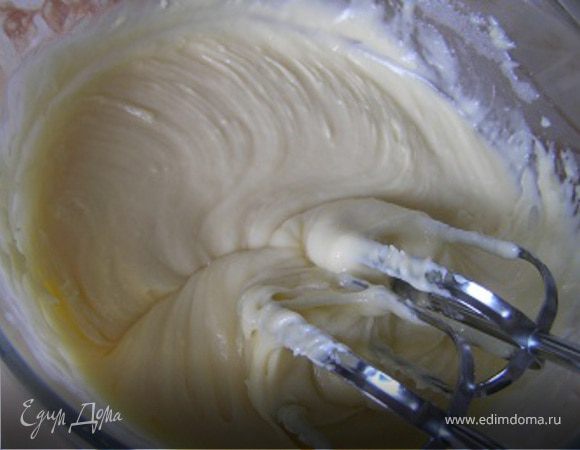 Добавить яйца, постепенно, взбивая, пока тесто не станет блестящим. Переложить в кондитерский мешок с насадкой в виде звезды (но можно выбрать и другую). Наполнить глубокую сковороду маслом и нагреть до 180 градусов. Выдавливать по 2-3 завитка в горячее масло, срезая тесто с насадки мешка острым и мокрым ножом.