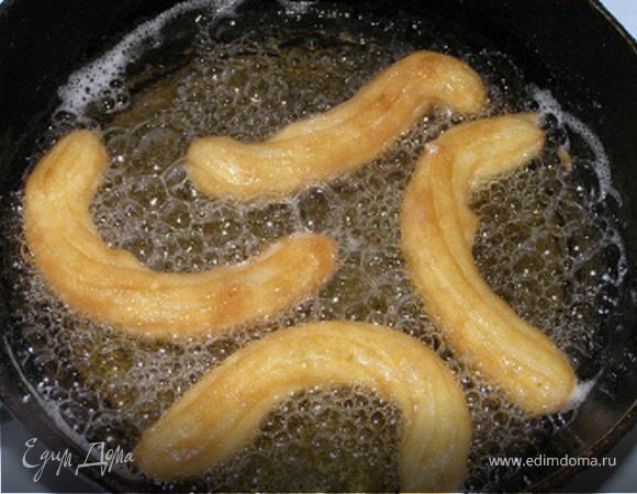 Обжаривать 2 минуты с каждой стороны до приобретения золотистого цвета. Достать и аккуратно обсушить на бумажном полотенце. Посыпать сахарной пудрой и подавать с подогретым вареньем.