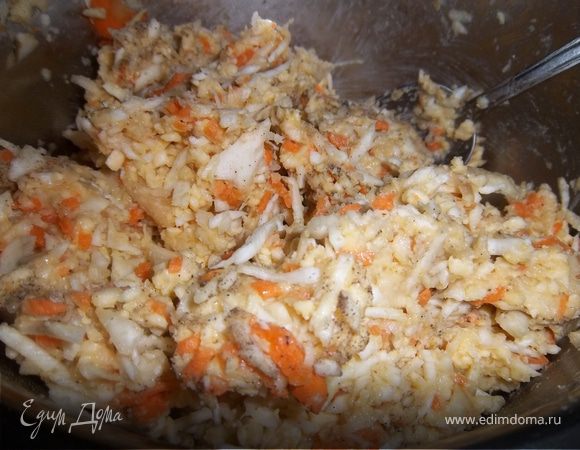 Соедини смесь с овощами,поссоли,,поперчи по вкусу и тщательно перемешай