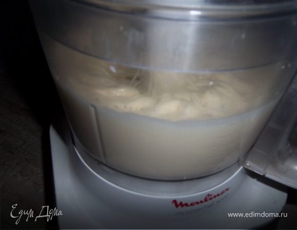 Взбиваем яйца с сахаром.Вводим муку.