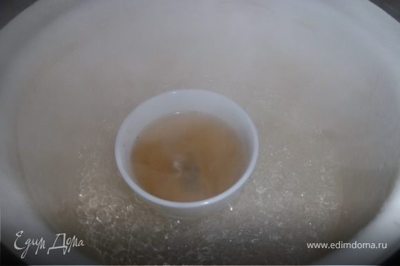 Растапливаем желатин на водяной бане