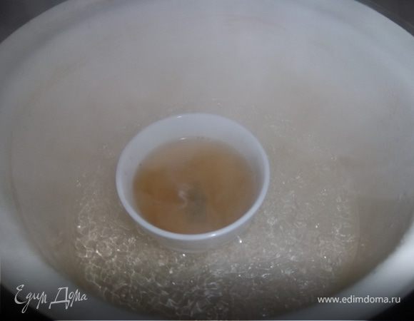 Растапливаем желатин на водяной бане