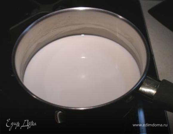 В сотейнике довести до кипения (но не кипятить) оставшиеся сливки. 