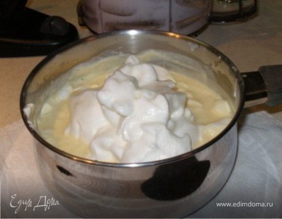 Сильно взбить белки и смешать с кремом, пока он еще достаточно горяч. 