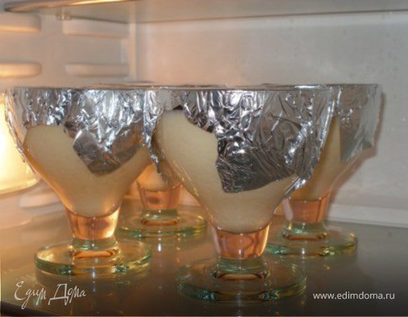 Дать постоять смеси 4 минуты и разлить по формам. Накрыть и поставить в холод на ночь. 

