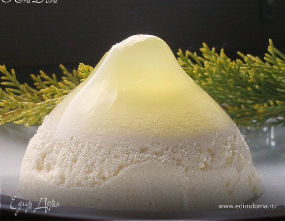 Десерт можно есть из креманок, а можно приготовить его в обычных мисочках, а потом просто перевернуть на тарелку. В перевернутом десерте лучше видны все три слоя. 