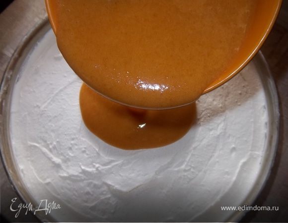 Выливаем на творог