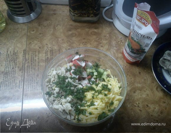 окорочок отварить,отделить мясо от кости, и тоже мелко порезать.