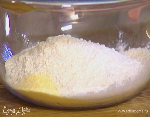 Муку и кукурузную крупу перемешать с сахаром, разрыхлителем, содой и солью.