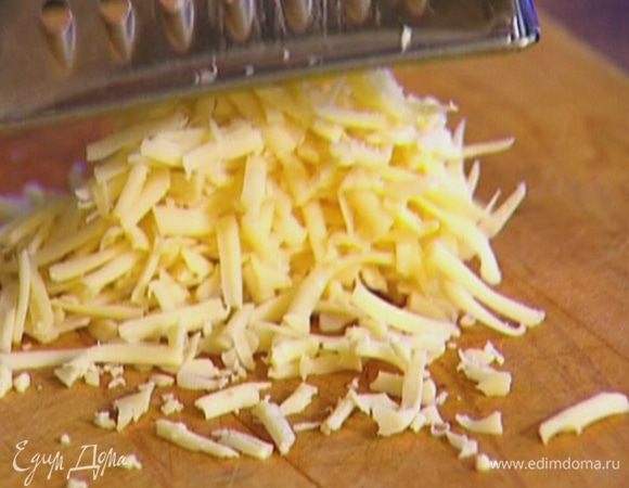 Твердый сыр натереть на крупной терке, добавить к муке с разрыхлителем и еще раз перемешать.