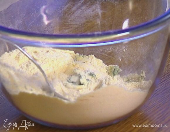 Голубой сыр раскрошить и смешать с мукой.