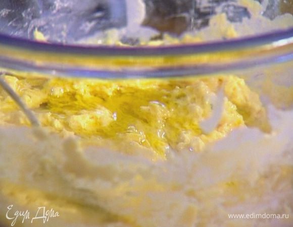 Добавить яйца, влить кефир, оливковое масло и вымешать.