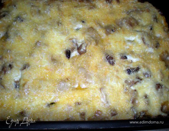 Сыр натереть на терке,жареные грибы разложить в кокотницы(я делала в большом противне),залить приготовленным соусом и посыпать сыром.Поместить жюльен в разогретую духовку,и запечь до готовности.