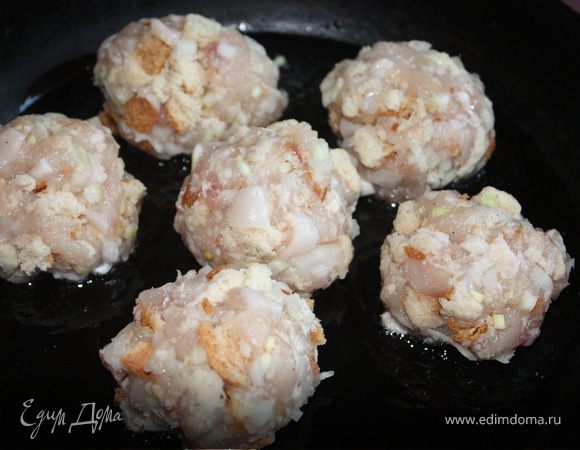 Все ингриденты смешать, посолить и поперчить. Сформировать котлетки. С этого количества фарша получилось 6 котлеток.