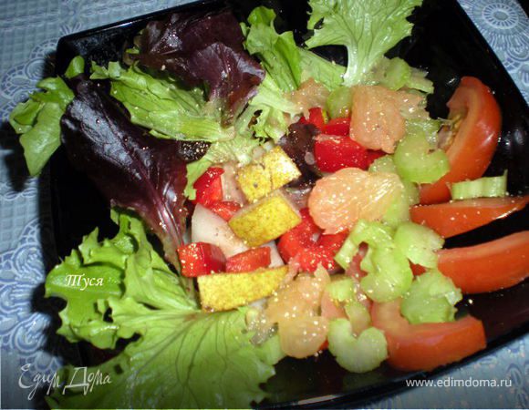 Эксперементируем дальше...Листья салата,груша,грейпфрут,помидор,
болгарский перчик,стебли сельдерея.Заправка может быть любая на ваш вкус.