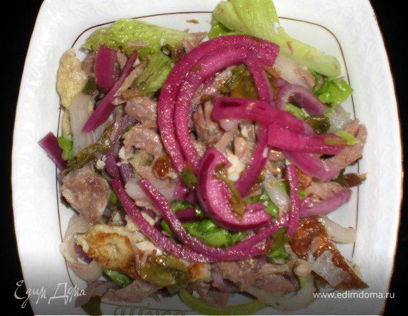 Для мужчин сделаем посытнее...
Отварная говядина,амлет(нарезать соломкой)Дайкон натереть на крупной терке.Маринованный лучек.Листья салата.Масло виноградной косточки и чуть горчички.